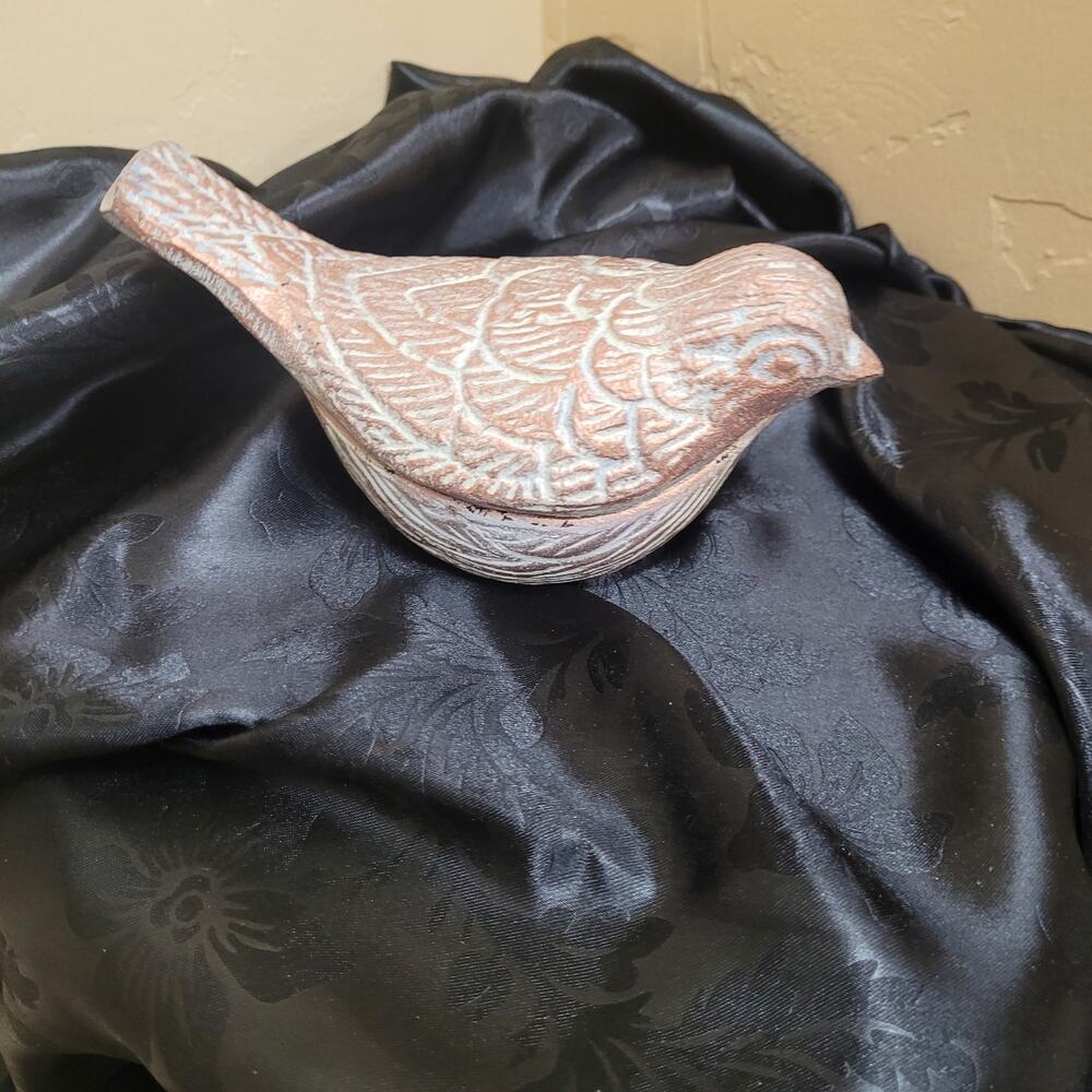Distressed white cast metal bird. Key hider. Trinket Box NWT